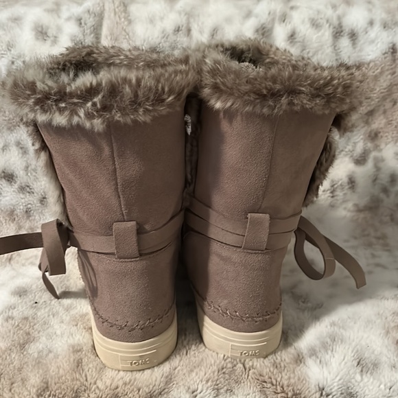 TOMS suede boots with rubber soles size 7 - Picture 2 of 6